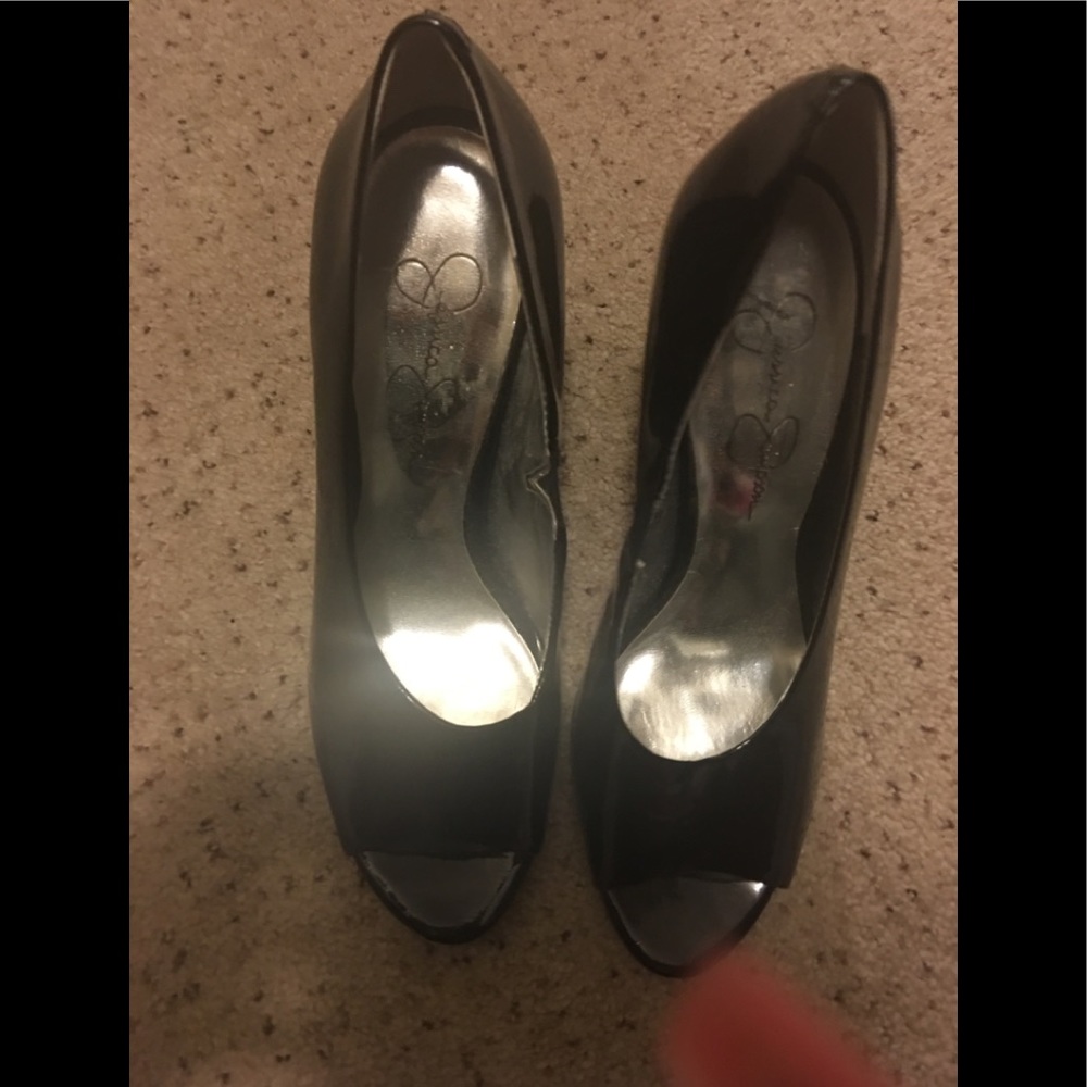Jessica Simpson black pump.